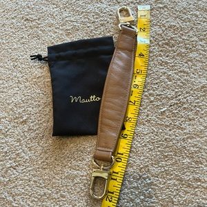 Handmade custom leather 1 “ wide leather strap. Large gold swivel clasps.
